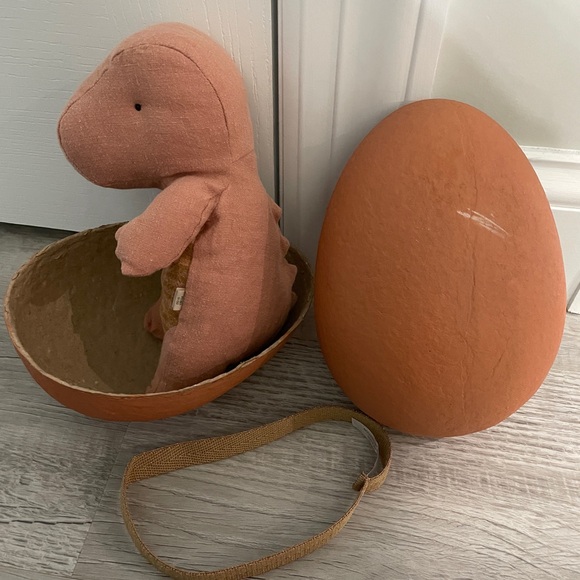 Maileg Gantosaurus in Egg, Small - Old Rose - Picture 6 of 10